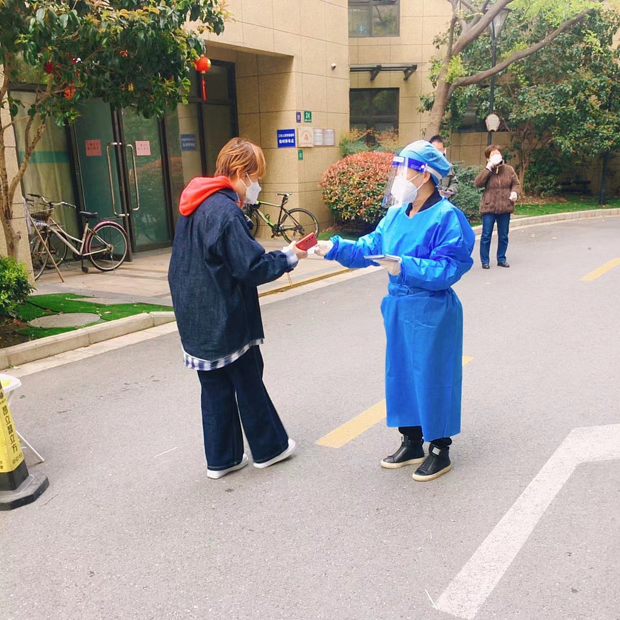 物业公司施向荣配合社区开展核酸检测信息挂号