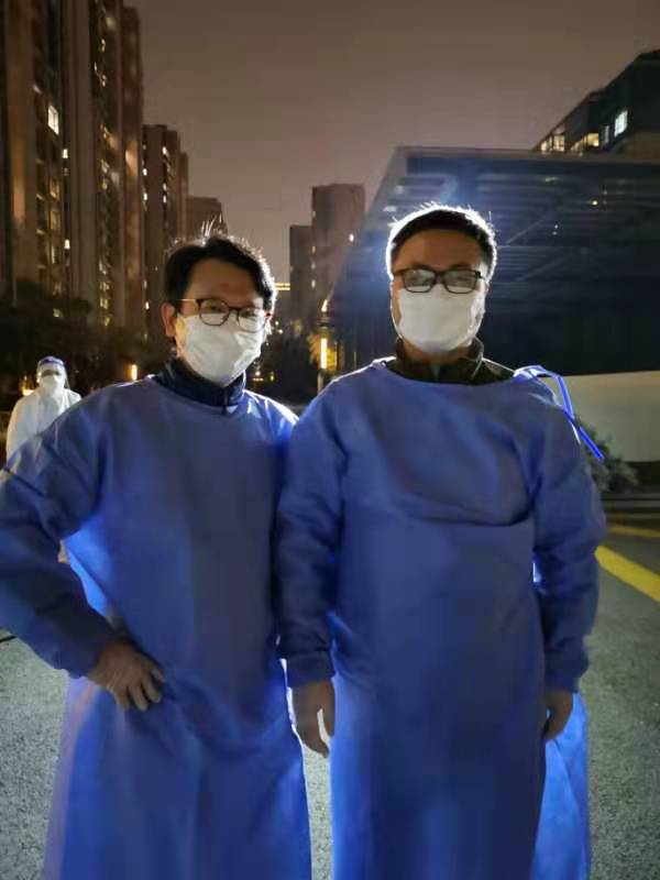 沈昌明小区巡逻（顺便送快递），，，，疏导住民足不出户，，，，不出楼栋